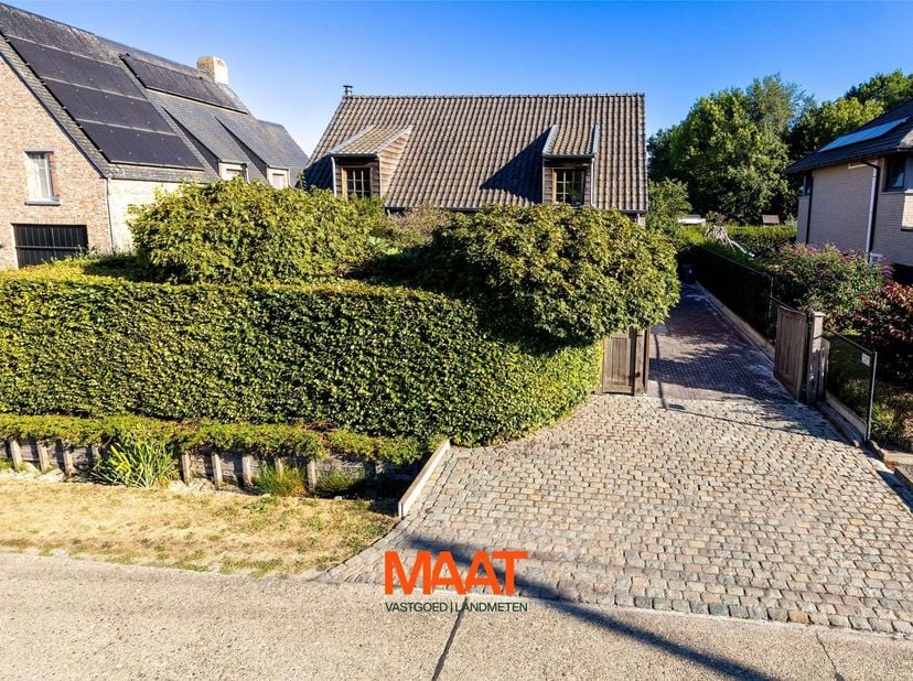 Deze charmante houtmassiefbouwwoning uit 2012 combineert energiezuinig wonen met comfort en praktische indeling. <br />
Op het gelijkvloers bevinden z