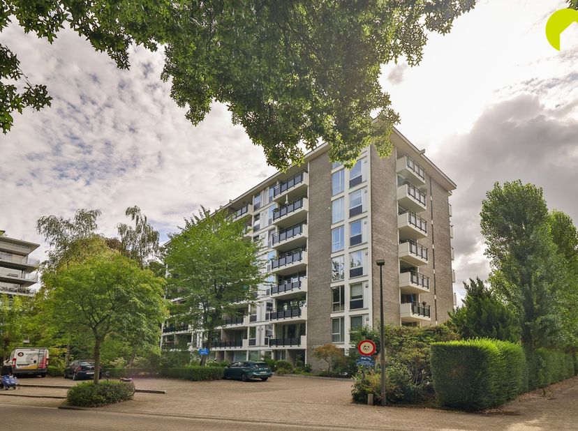 Situé dans un cadre verdoyant à Mortsel, cet appartement bien entretenu de 2 chambres se trouve au 5e étage de la résidence Vlinderhof.<br />
Nous en