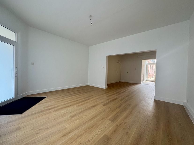 Op zoek naar een instapklaar appartement op een uitstekende locatie? Dan is dit volledig gerenoveerde gelijkvloerse appartement precies wat u zoekt!<b