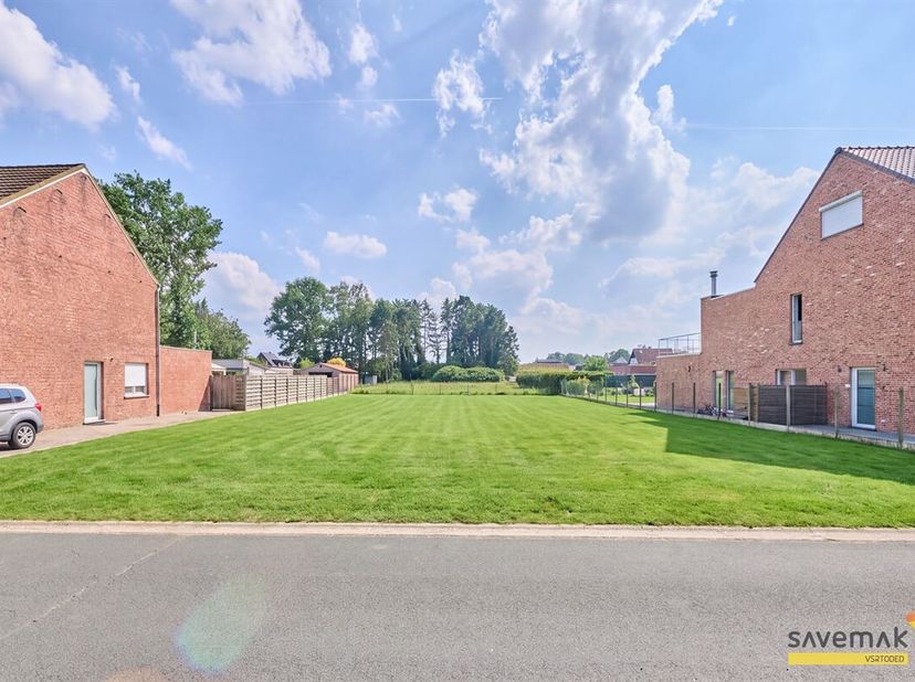 Terrain à bâtir de 947 m² destiné à une construction semi-détachée. <br />
La largeur de la rue est de 10,75 m.<br />
À quelques pas des écoles et des