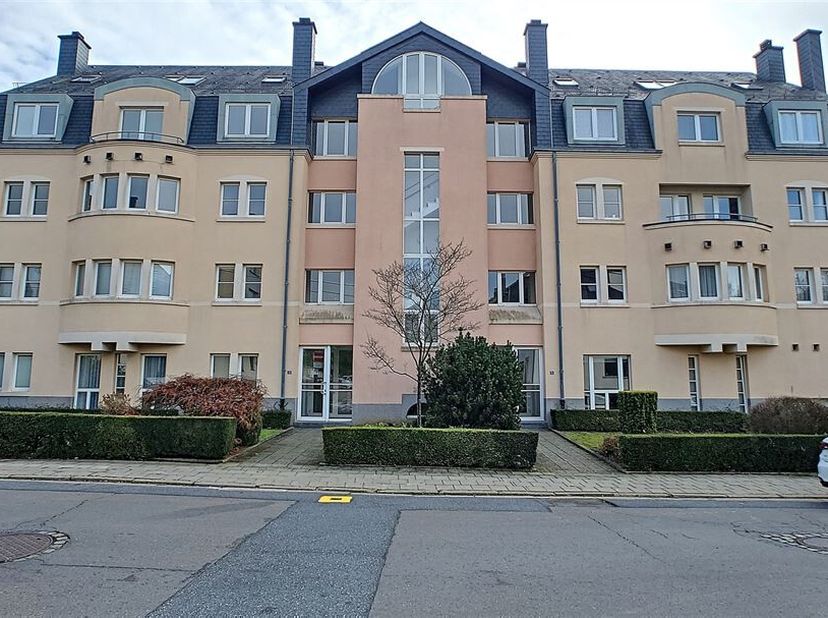 W Immobilière biedt u in Aarlen dit mooie appartement van 62 m² aan, ideaal gelegen in een rustige straat vlak bij het stadscentrum, alle voorzieninge