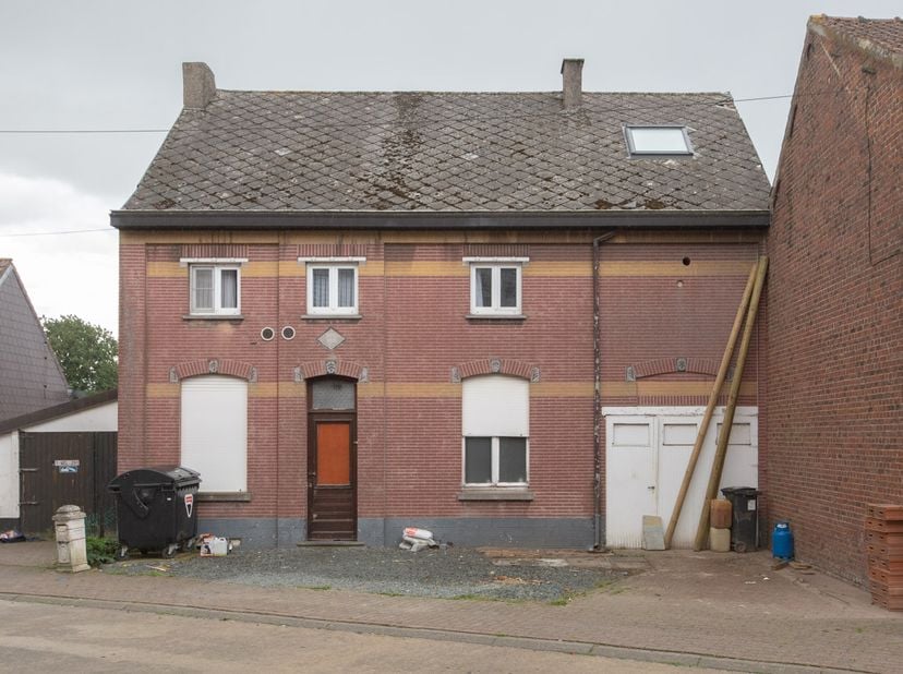 WONING MET POTENTIEEL -<br />
Deze te renoveren woning in gesloten bebouwing biedt een mooie basis en verschillende mogelijkheden om er een aangename