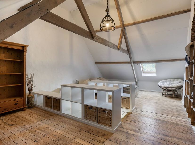 Op zoek naar een ruime gezinswoning met een centrale ligging? Dan is deze verzorgde rijwoning zeker een bezoek waard. Met een perceeloppervlakte van 1