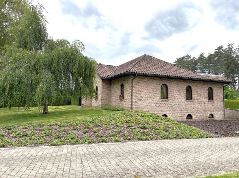 Op zoek naar een woning waar wonen en ruimte voor paarden of weides samenkomen? Deze rustig gelegen open bebouwing biedt een aangename combinatie van
