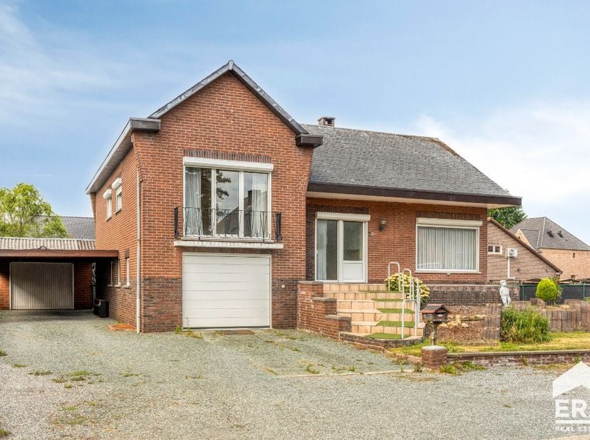ichtrijke gezinswoning op 653m² te koop in Lommel! Lommel-Centrum: Charmante en goed onderhouden gezinswoning (169m²) met 3 slaapkamers op 653m². Deze