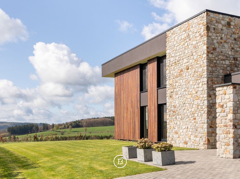 In het schilderachtige Eimerscheid (Büllingen) bevindt zich deze architecturale parel uit 2021, een statement van modern design en ongekende luxe op e