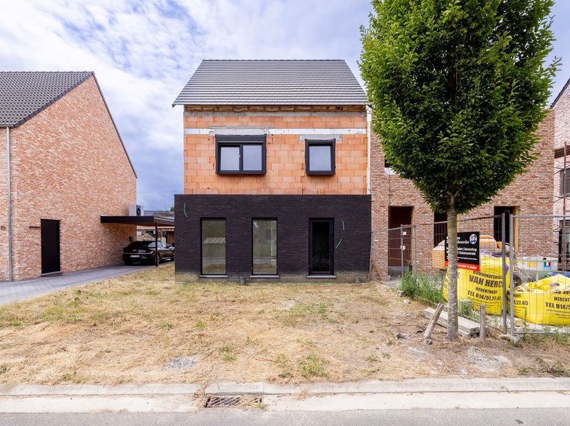 Maison en gros œuvre comprenant 2 chambres et une chambre mansardée, située dans un quartier calme à Wiekevorst ! Emplacement paisible, dans une petit