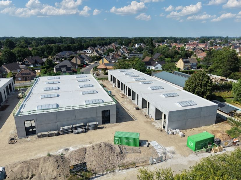 Moderne KMO-units te koop | Vanaf 112 m² – Uitbreidbaar tot grotere oppervlaktes<br />
*** 80 % VERKOCHT ***<br />
<br />
Op zoek naar een goed gelege