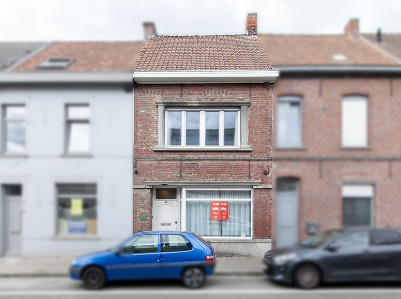 TE RENOVEREN WONING -<br />
Centraal gelegen te renoveren rijhuis. <br />
Gelijkvloers: inkom; living, eetplaats, keuken; <br />
1e verdieping: Trapha