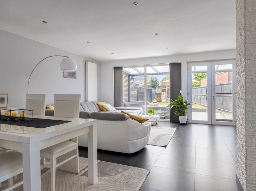 Ontdek deze bijzonder ruime gezinswoning, gelegen aan de Oude Abdijstraat 3 in Aalst. De woning werd gebouwd in 2010 en beschikt over maar liefst 215