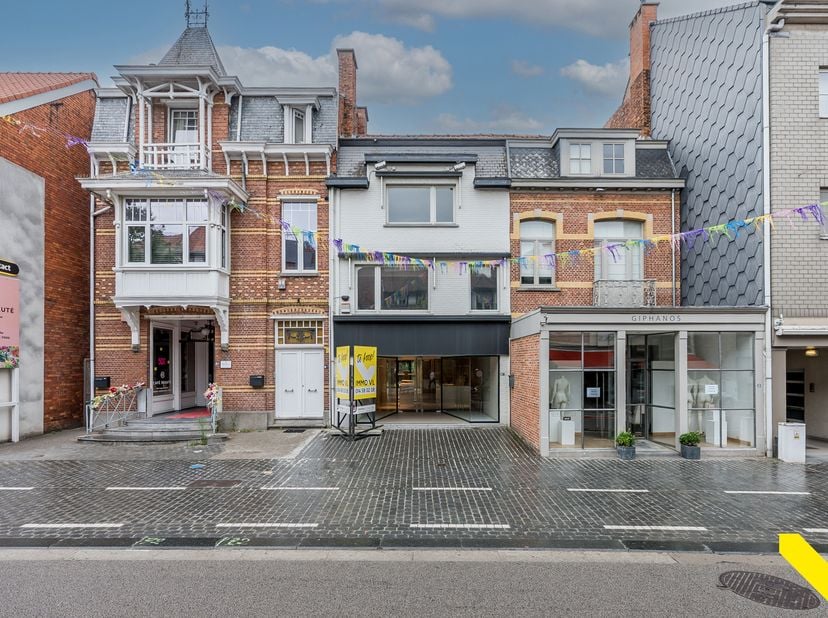 Een unieke kans voor ondernemers en investeerders!<br />
Dit pand is strategisch gelegen, pal in het bruisende centrum en de winkelstraat van Mol . De