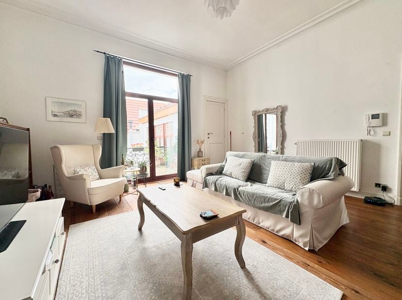 Ideaal gelegen in de wijk Dansaert, op de 2e verdieping van een prachtig herenhuis, bieden we dit prachtig appartement met twee slaapkamers van 101 m²