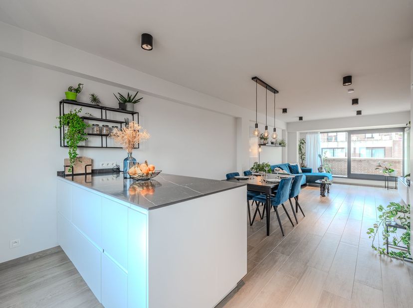 Ce duplex entièrement rénové est situé Koninginnelaan 105 à Middelkerke, dans un emplacement central à proximité des commerces, des cafés et restauran