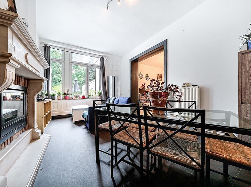 EasyHome a le plaisir de vous présenter la vente de cet appartement 2 chambres avec jardin, idéalement situé au centre d'Andenne à proximité immédiate