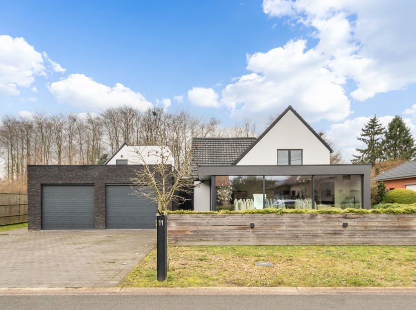 Welkom in deze karaktervolle villa gelegen te Poelenstraat 11 in Heusden-Zolder, waar ruimte, comfort en privacy samenkomen in een rustige en groene o