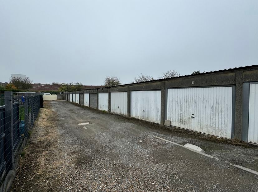 Immo Pické vous propose ce complexe de 12 garages fermés. Pour plus d'informations, n'hésitez pas à contacter l'agence.