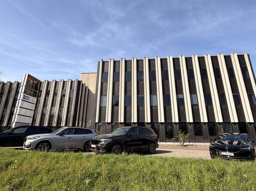 444m² gelijkvloers kantoor (uitbreidbaar tot 1.617m² kantoren)<br />
Ligging: vlakbij op-en afrit E19 en vlot bereikbaar met het openbaar vervoer<br /