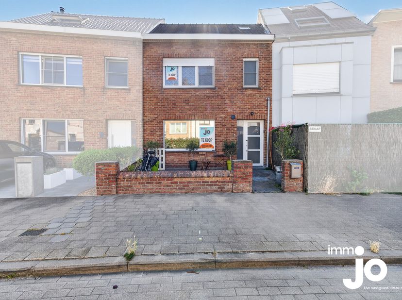 Deze instapklare woning is gelegen op een rustige locatie in Oostende-Mariakerke, op wandelafstand van het strand en de zeedijk. Dankzij de gunstige p