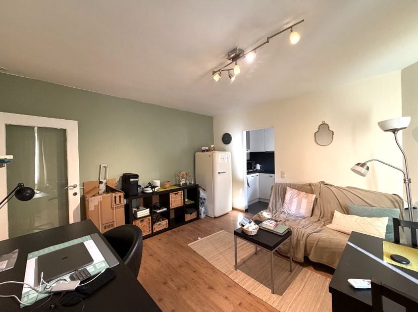 Op de tweede verdieping van Residentie “Isabella”, aan de Isabellakaai, vind je dit instapklaar en volledig gerenoveerd appartement. Het appartement i