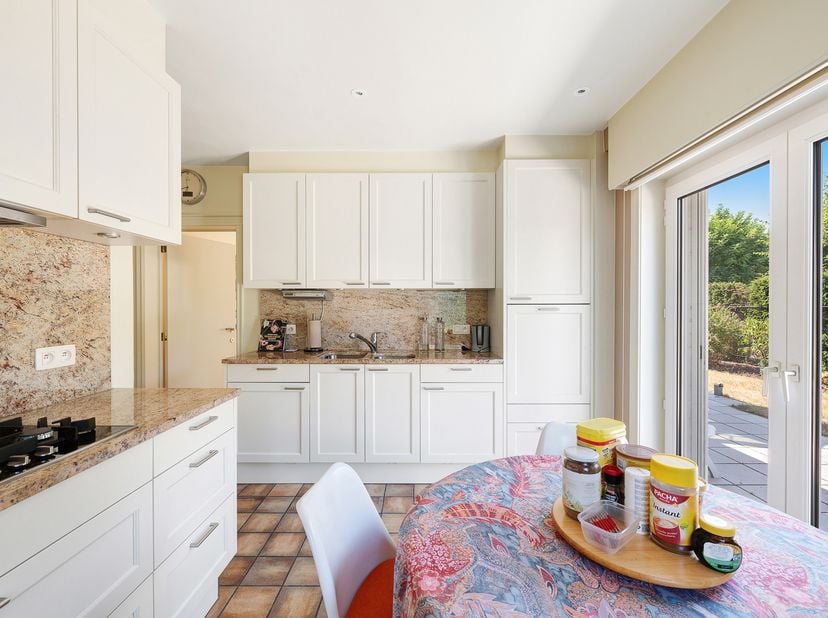 La villa « Passiflore » est une spacieuse villa individuelle, située au calme dans la Keuvelhoekstraat, à proximité du Royal Zoute Golf Club, du Konin