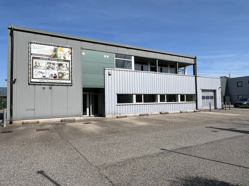 Dit multifunctionele bedrijfsgebouw van circa 1.780 m² bevindt zich op een perceel van 30a36ca in de industriezone van Zwartberg, op een strategische