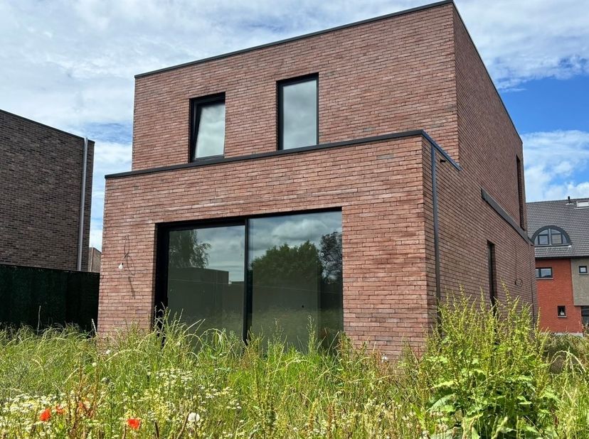 Vous recherchez une maison neuve que vous pourrez aménager entièrement selon vos goûts ? Alors cette magnifique maison mitoyenne située au 126 Vliegve