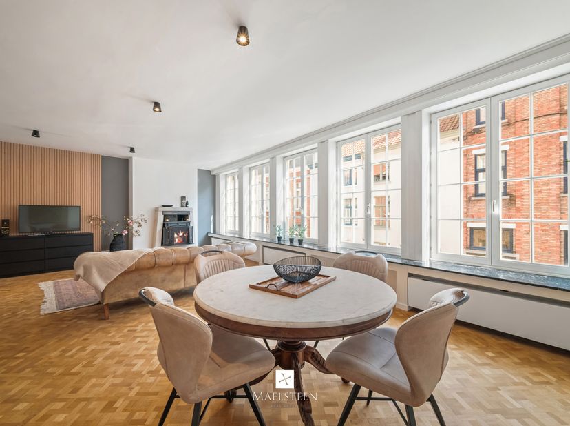 Midden in het hart van Brugge, op wandelafstand van de Markt en vlakbij het groene Sebrechtspark vinden we deze mooie en ruime woning met een bewoonba