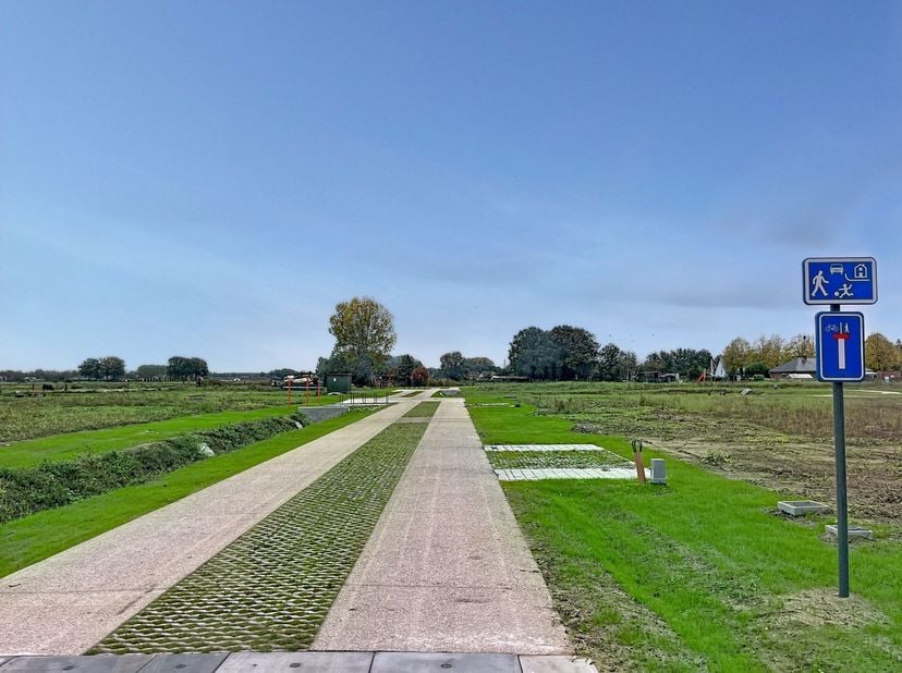 Open bebouwing in hedendaagse stijl op lot 5 in deze nieuwe residentieel gelegen verkaveling. De woning omvat ruime lichtrijke woonkamer met ingericht
