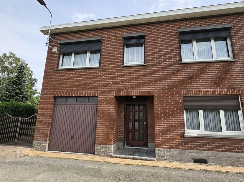 Prix: Offre à partir de 220.000 euros, frais d'agence non inclus et à charge de l'acquéreur.<br />
Grande maison proposant de belles possibilités et c