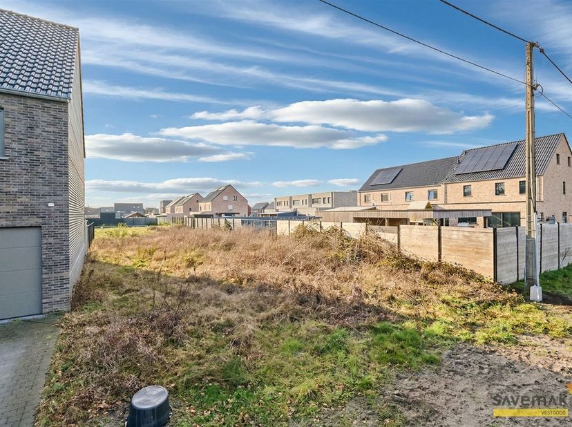 Ce terrain à bâtir pour un développement semi-détaché est situé au calme et dispose d'une largeur de rue de près de 12 mètres<br />
<br />
Avec un j
