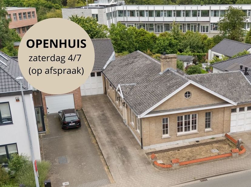 Bent u op zoek naar een gelijkvloerse gezinswoning met een ruim perceel én een magazijn dat tal van mogelijkheden biedt? Dan is deze verzorgde eigendo