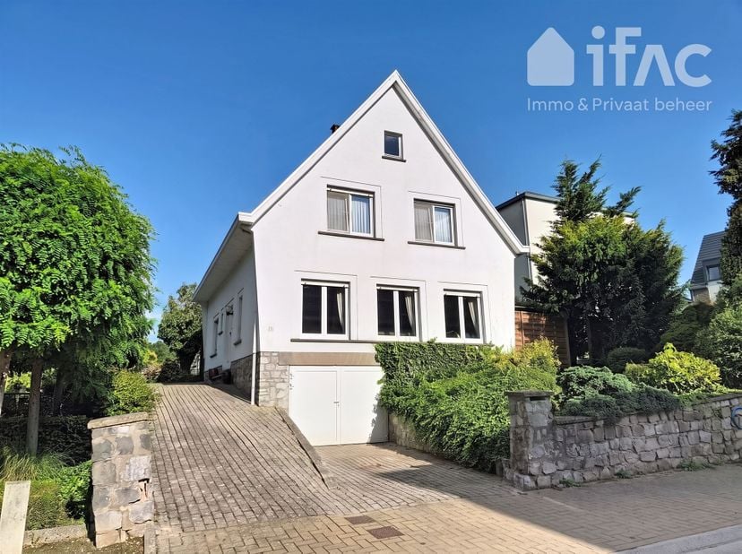 Villa 4 façades spacieuse avec jardin à rénover entièrement. Cette spacieuse villa 4 façades, construite de manière traditionnelle en 1962, est située
