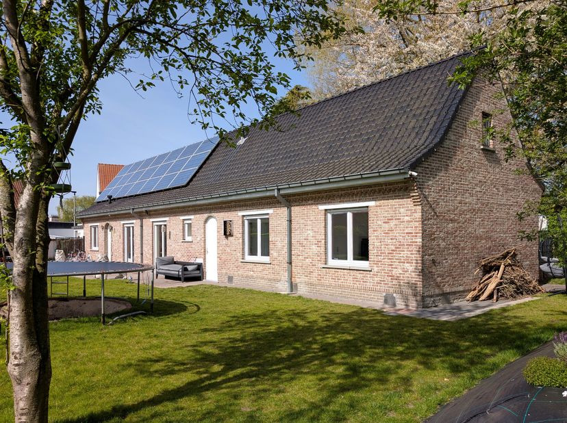 Op zoek naar een woning met veel ruimte en mogelijkheden? Dan is deze woning, gelegen in een gezellige residentiële wijk in Melle zeker een bezoek waa