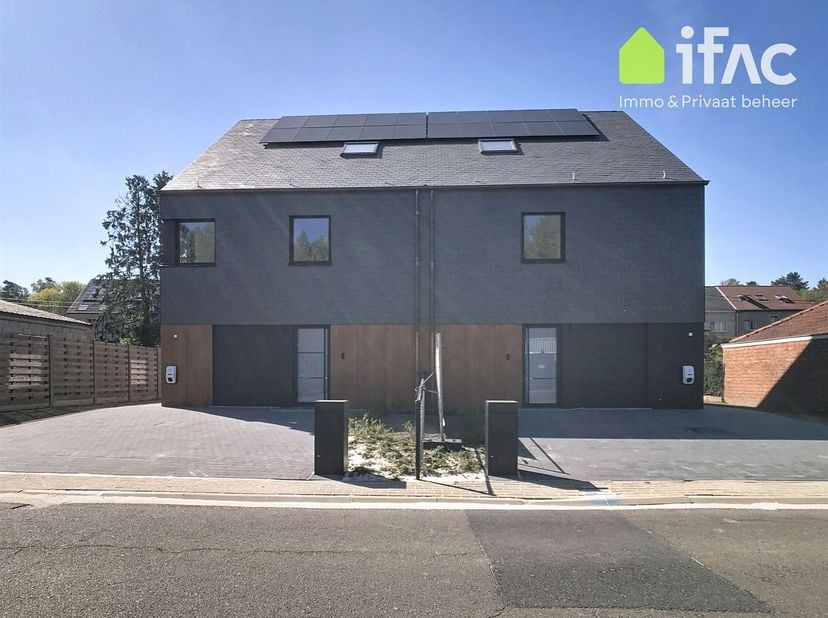 Prachtige en uiterst energiezuinige nieuwbouwwoning (220 m² volgens EPC) met 3 slaapkamers, polyvalente ruimte/zolder en tuin, ideaal gelegen in het c