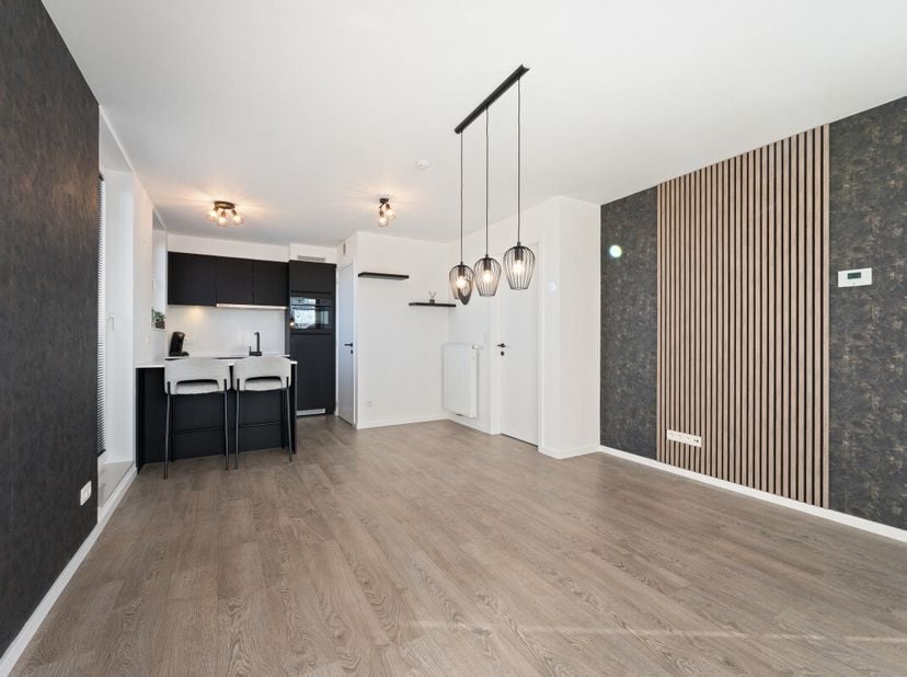 Dit uniek pand, gebouwd in 2021, combineert een centrale ligging met een zeer energiezuinig ontwerp (EPC-label A). Gelegen in een residentiële woonker