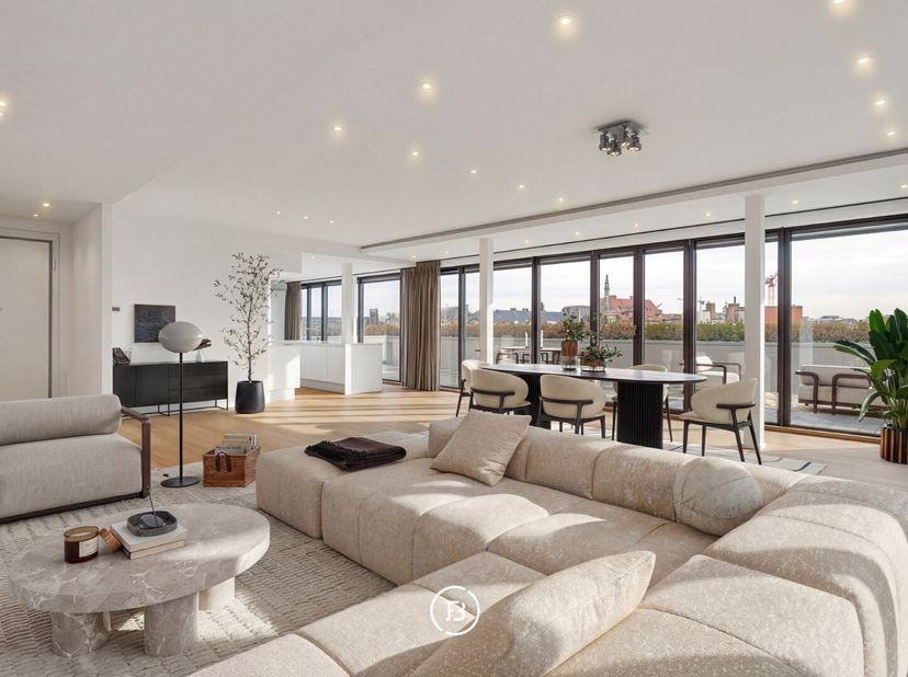 Dit uitzonderlijk ruime appartement van ca. 230 m² biedt een zeldzame combinatie van volume, licht en rust, midden in de stad. De architectuur is open