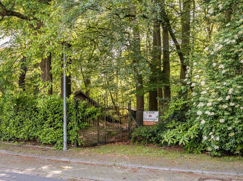 Vlakbij het centrum van Sint-Niklaas, ligt deze uitzonderlijke bouwgrond (lot 3) verscholen. Met een totale oppervlakte van 1.247 m² biedt dit perceel