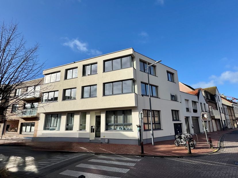 Aangenaam lichtrijk gerenoveerd hoekappartement&amp;nbsp;op enkele passen van het centrum van Knokke. Indeling: Inkomhal. Ruime woon- en eetkamer met half