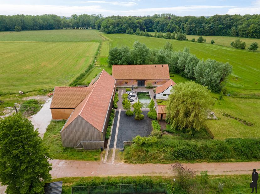 Gerenoveerde BEN hoeve gelegen in agrarisch beschermd gebied nabij Hove<br />
Algemeen:<br />
- Authentieke gasthuishoeve uit 1789 op een prachtig per