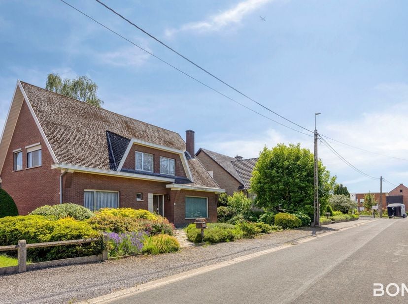 Ruime gezinswoning met prachtige tuin in de Druivenstraat te Rotselaar<br />
In de rustige en gegeerde Druivenstraat te Rotselaar bevindt zich deze ru
