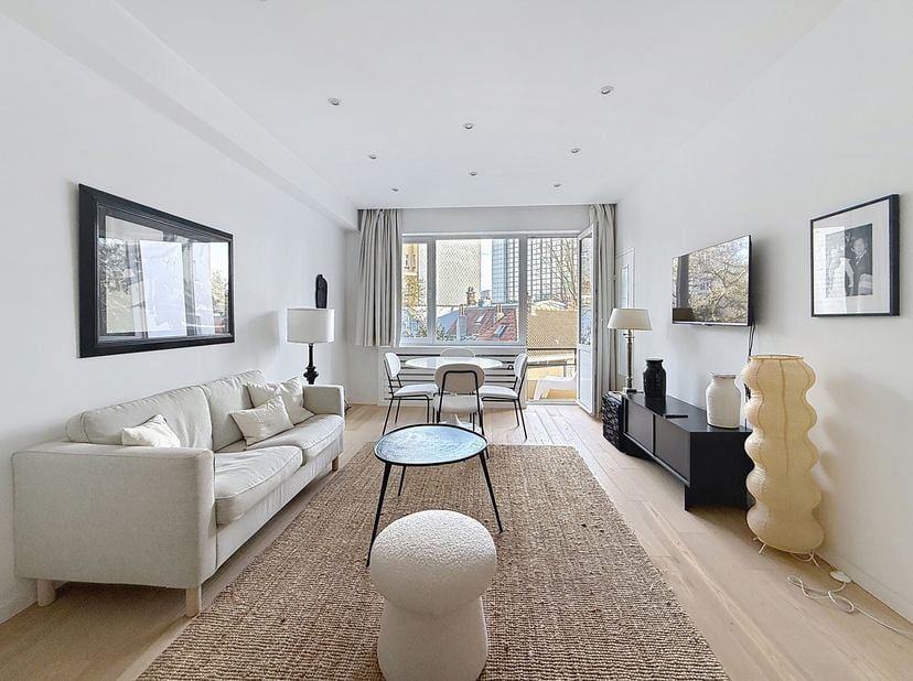 Ixelles - ULB Solvay : lumineux studio, non meublé, en face du Bois de la Cambre, composé d'un hall d'entrée avec rangements, d’un séjour - chambre av