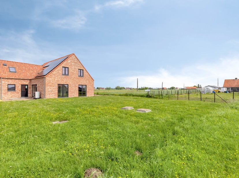 In de Zuid-Torhoutstraat te Houthulst bieden wij u deze kwalitatieve nieuwbouwwoning aan, gelegen in een rustige en landelijke omgeving. Hier geniet u