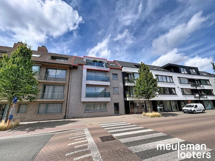 Verzorgd appartement met zeer centrale ligging in Oostkamp. <br />
<br />
Het appartement omvat een inkom met toilet, een lichtrijke leefruimte met aa