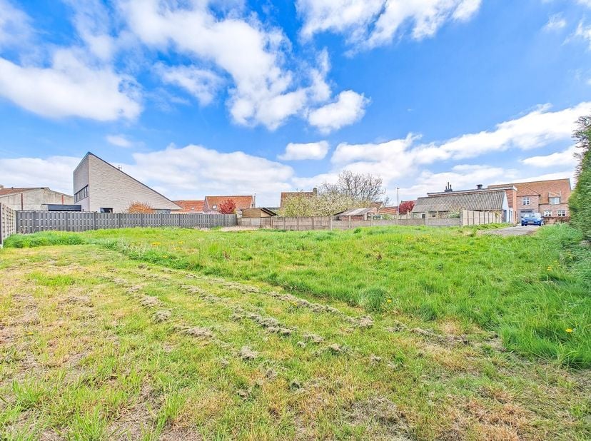 In het rustige en groene Bulskamp vlakbij Veurne bieden we een bouwgrond aan van 786 m², met mogelijkheid tot het zetten van een open bebouwing. Geleg