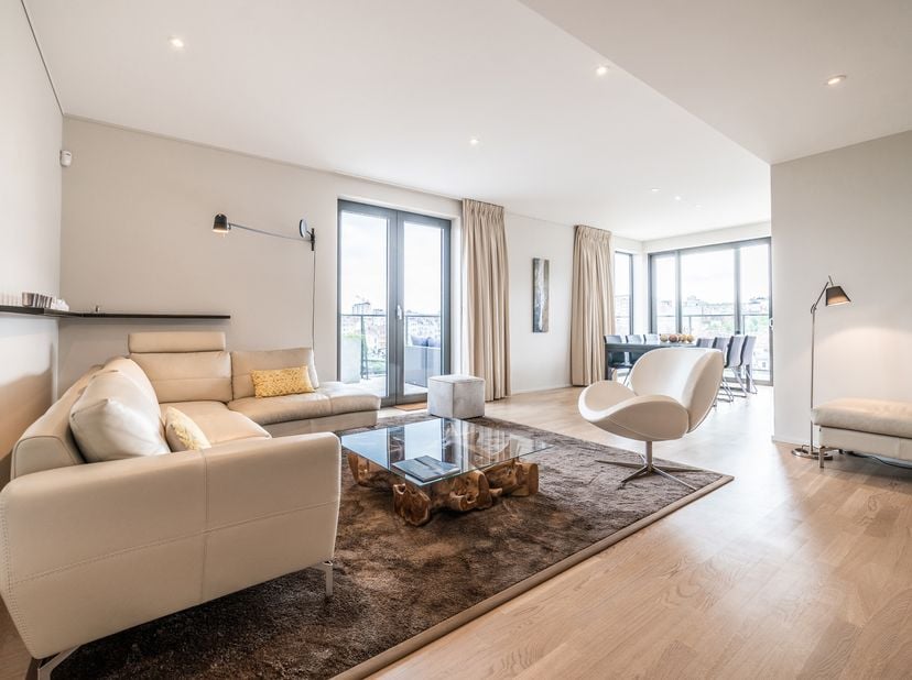 ETTERBEEK, vlak bij de Europese instellingen, prachtig gemeubeld PENTHOUSE (3 slpk/2 badk) van ±150 m² met een terras van 80 m² en een ondergrondse pa