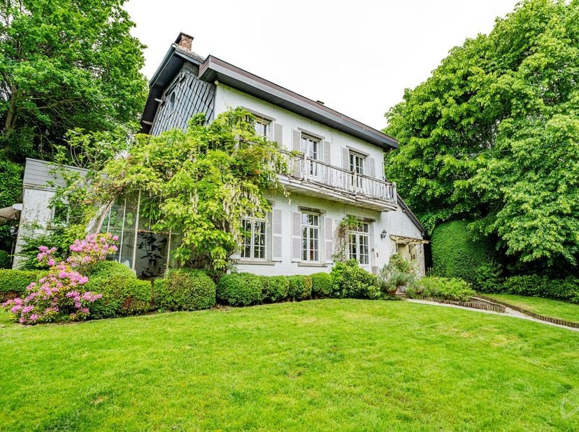 Verscholen achter de weg op een perceel van 15 are biedt deze mooie vrijstaande villa een bevoorrechte woonomgeving in Rosières, ideaal gelegen tussen