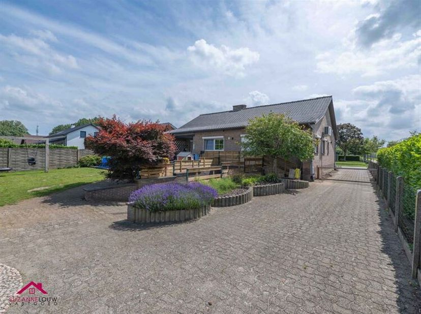 Charmante, rustig gelegen vrijstaande gezinswoning met inpandige garage op volledig omheind perceel<br />
Troeven<br />
- Nabij het centrum<br />
- Ge