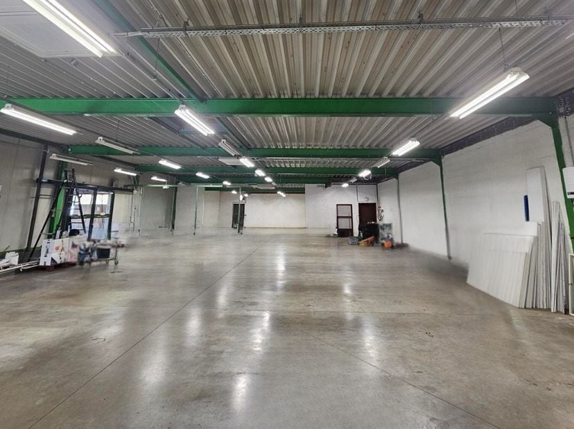 Deze woning beschikt op het gelijkvloers over een inkomhal, een berging, een keuken en een grote loods van 345m².&amp;nbsp;&amp;nbsp; &amp;nbsp;<br />
<br />
Op d