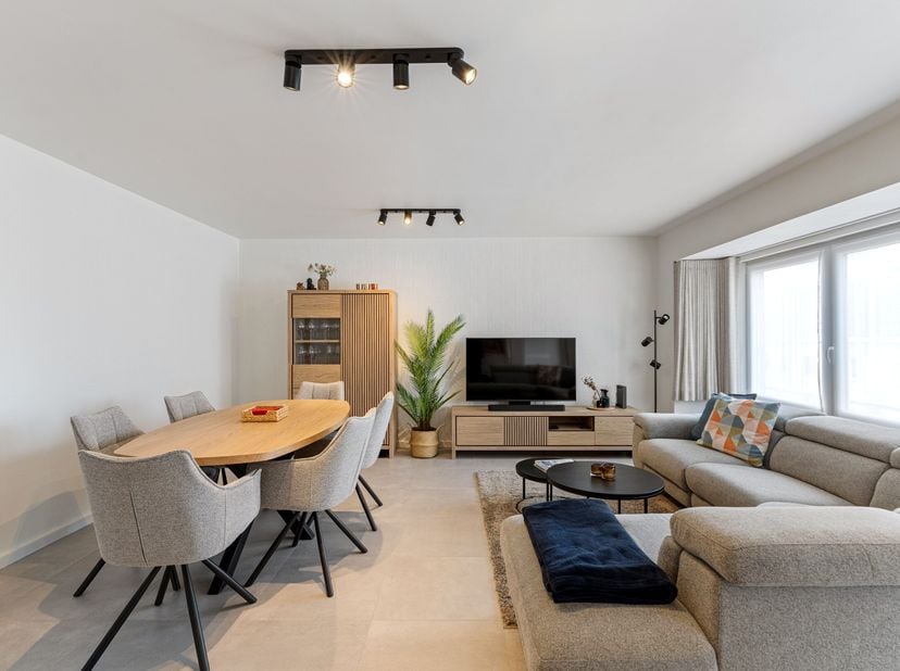 Volledig gerenoveerd appartement met 2 slaapkamers te koop vlakbij het centrum van Nieuwpoort-Stad.<br />
Het appartement bevindt zich op de tweede ve