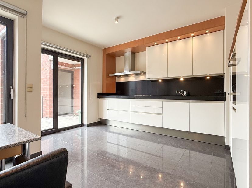 Bij ImmoFusion 7/7 “open huis” : klik op onze 3D-TOUR.<br />
Ervaar vastgoed alsof je er zelf doorloopt!<br />
<br />
Welkom in dit ruime en goed gele